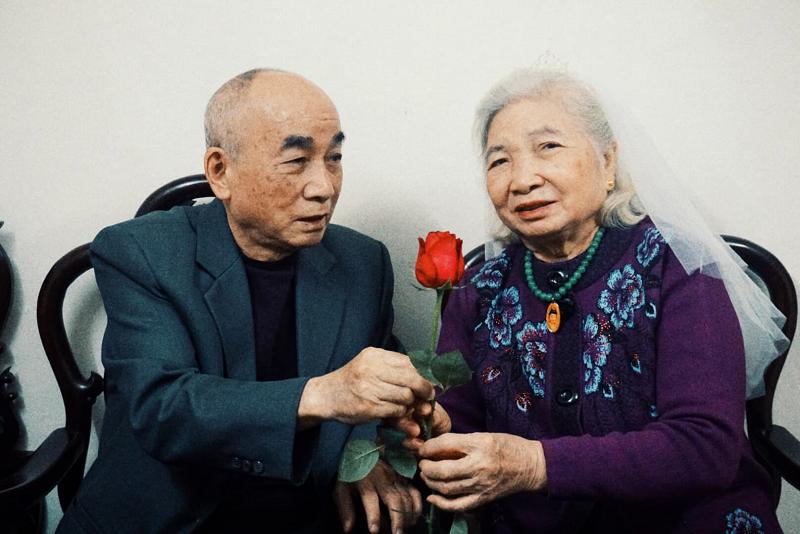 Thấy ông bà ngày xưa chưa có ảnh cưới, hội con cháu rủ nhau chụp bộ ảnh tại gia gây sốt mạng xã hội-5