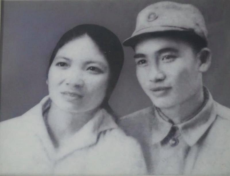 Thấy ông bà ngày xưa chưa có ảnh cưới, hội con cháu rủ nhau chụp bộ ảnh tại gia gây sốt mạng xã hội-6