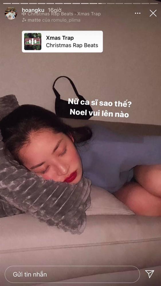 Chi Pu và hot TikToker Lê Bống hóa thân thành bà già Noel: Body ai chặt chém hơn?-4