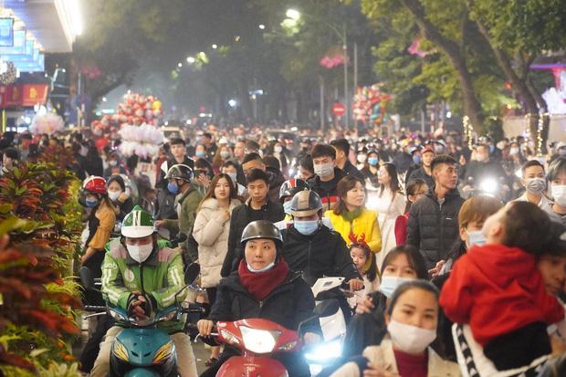 Chùm ảnh: Người dân đổ ra đường đón Giáng sinh, tình trạng ùn tắc kéo dài, nhiều phương tiện di chuyển khó khăn-5