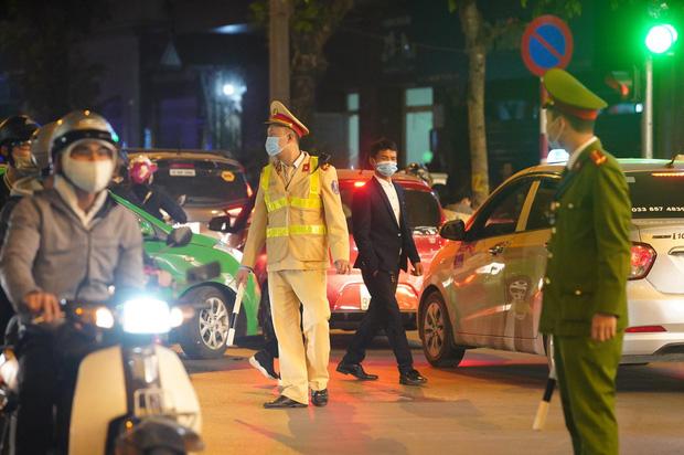 Chùm ảnh: Người dân đổ ra đường đón Giáng sinh, tình trạng ùn tắc kéo dài, nhiều phương tiện di chuyển khó khăn-8