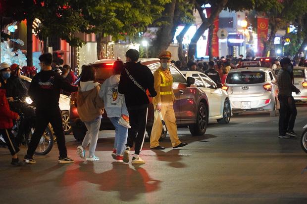 Chùm ảnh: Người dân đổ ra đường đón Giáng sinh, tình trạng ùn tắc kéo dài, nhiều phương tiện di chuyển khó khăn-9