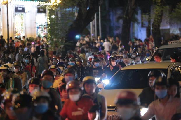 Chùm ảnh: Người dân đổ ra đường đón Giáng sinh, tình trạng ùn tắc kéo dài, nhiều phương tiện di chuyển khó khăn-11