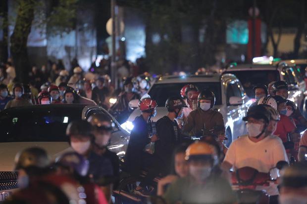 Chùm ảnh: Người dân đổ ra đường đón Giáng sinh, tình trạng ùn tắc kéo dài, nhiều phương tiện di chuyển khó khăn-12