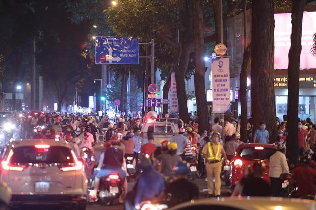 Chùm ảnh: Người dân đổ ra đường đón Giáng sinh, tình trạng ùn tắc kéo dài, nhiều phương tiện di chuyển khó khăn-13