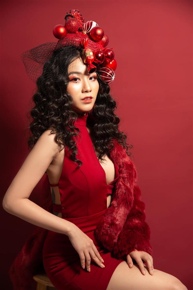 Đêm Noel của hot girl Việt: Kelly được tặng tiền trăm triệu, Linh Miu diện đồ hở hang-4