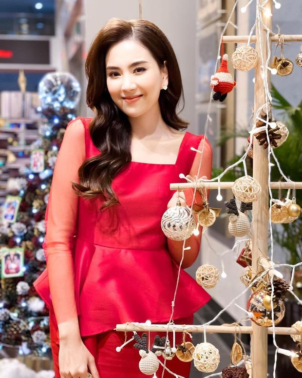 Đêm Noel của hot girl Việt: Kelly được tặng tiền trăm triệu, Linh Miu diện đồ hở hang-10