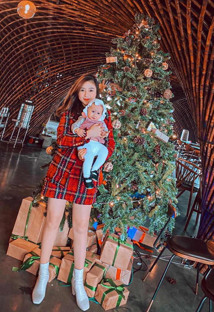 Đêm Noel của hot girl Việt: Kelly được tặng tiền trăm triệu, Linh Miu diện đồ hở hang-12