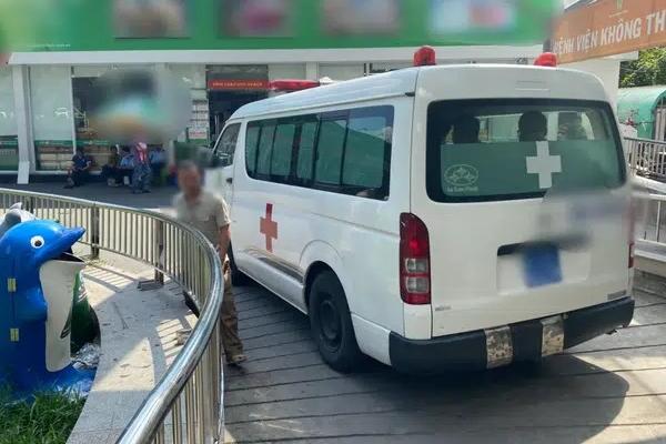 Bé trai 4 tuổi bị dượng lấy kéo đâm xuyên mắt, chấn thương não: Đang thở máy, tiên lượng nặng-4