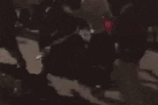 Clip: Đu đưa đêm Noel, nhóm thanh niên hỗn chiến ở Hồ Gươm vì nhìn mông gái lạ-1