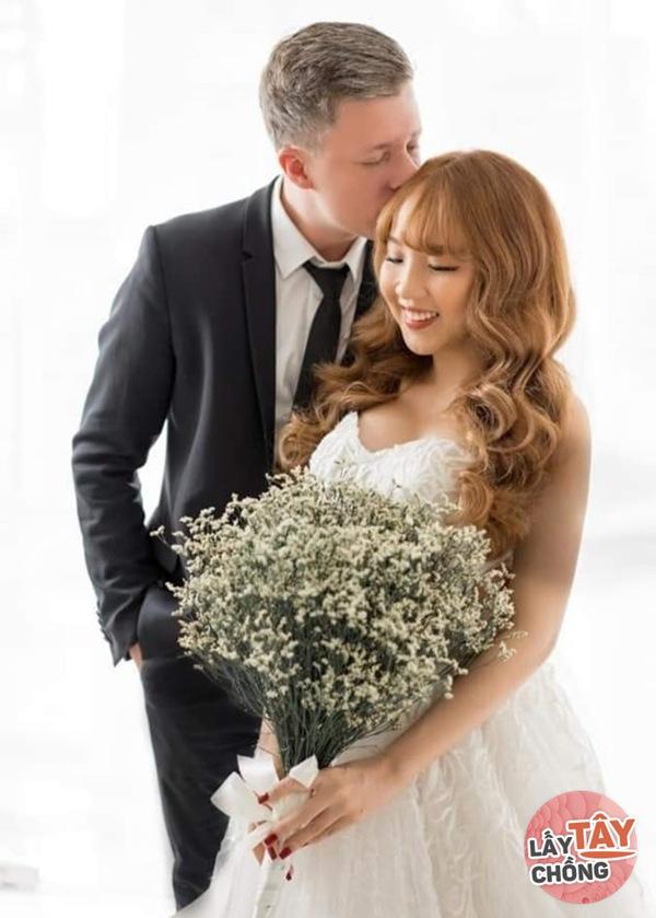 Lên mạng thả thính, cô gái Việt câu được chồng Đức, ngày cưới thông gia ôm nhau khóc-1