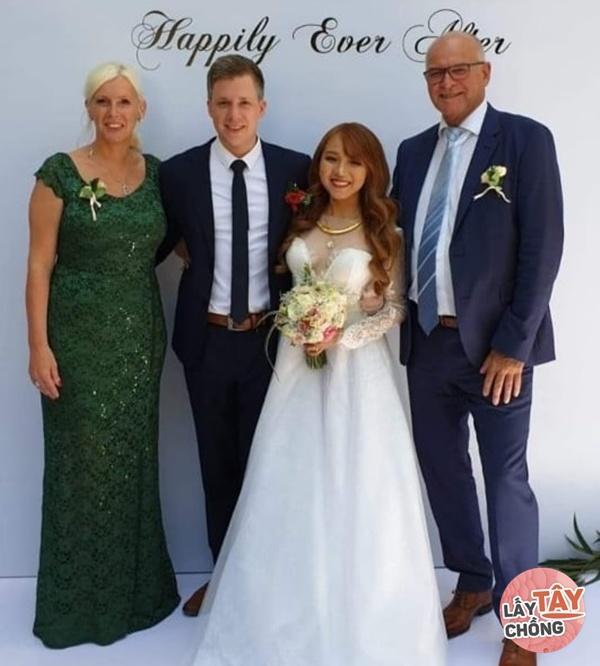 Lên mạng thả thính, cô gái Việt câu được chồng Đức, ngày cưới thông gia ôm nhau khóc-4