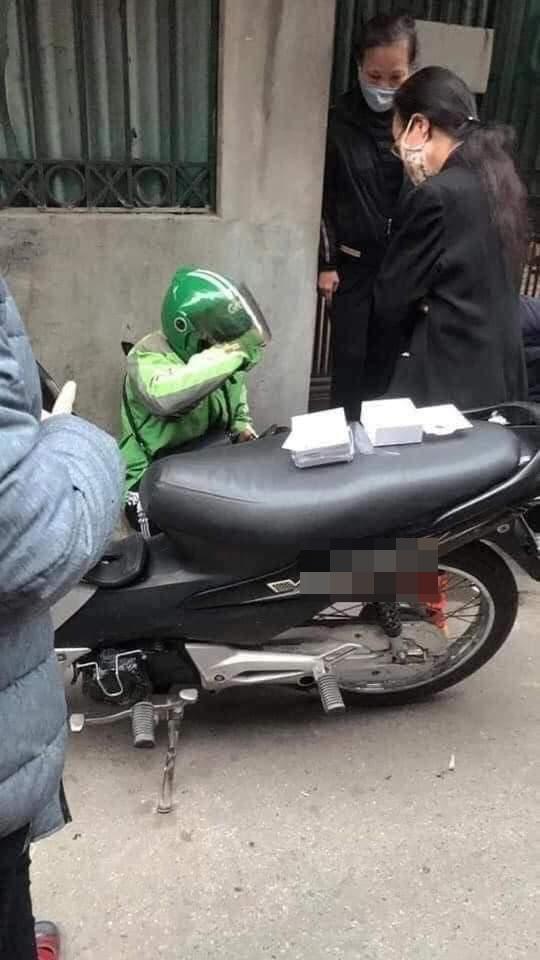 Shipper ngồi khóc giữa đường vì bị lừa tai nghe tiền triệu-1