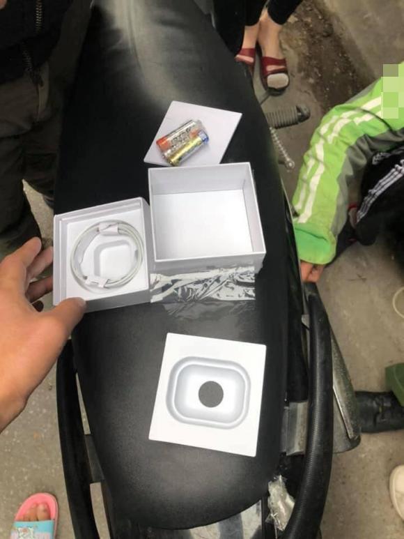 Shipper ngồi khóc giữa đường vì bị lừa tai nghe tiền triệu-2