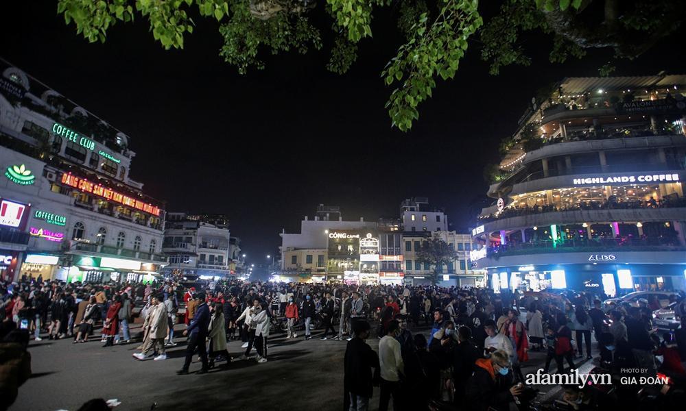 Sau đêm Giáng sinh, đường phố Hà Nội lại ngập trong biển rác-1