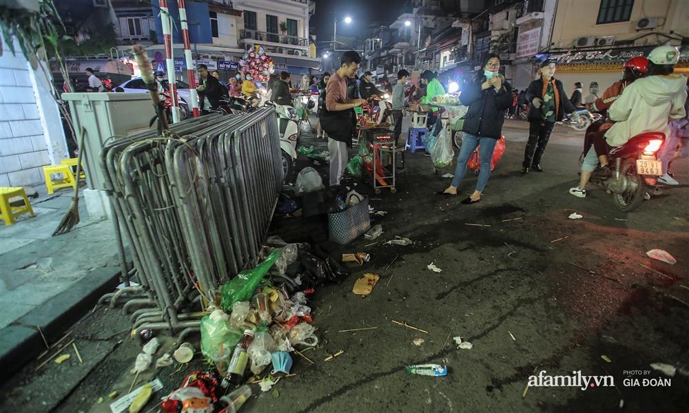 Sau đêm Giáng sinh, đường phố Hà Nội lại ngập trong biển rác-2