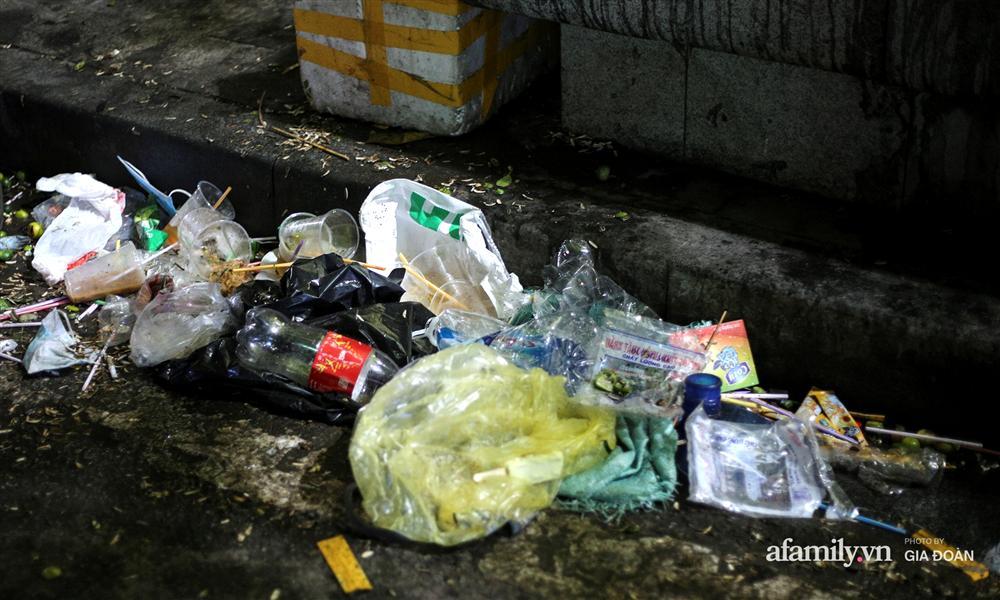 Sau đêm Giáng sinh, đường phố Hà Nội lại ngập trong biển rác-3