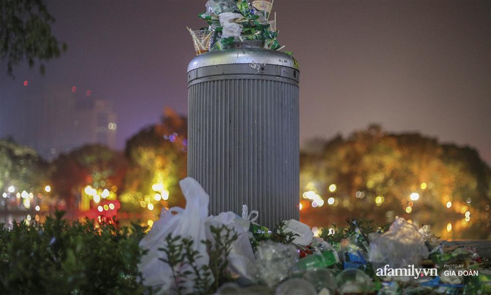 Sau đêm Giáng sinh, đường phố Hà Nội lại ngập trong biển rác-5