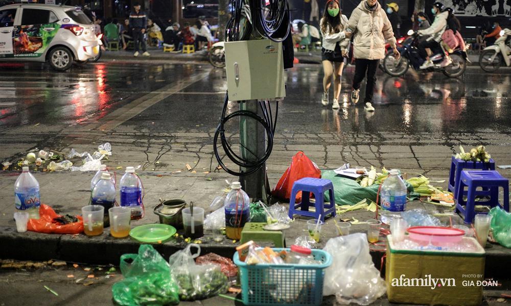 Sau đêm Giáng sinh, đường phố Hà Nội lại ngập trong biển rác-9
