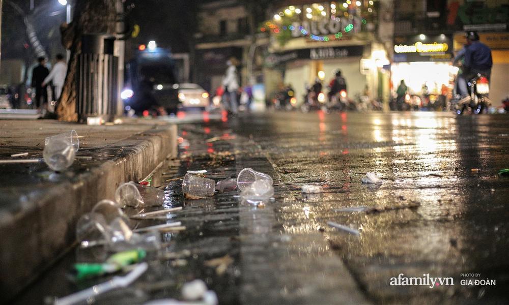 Sau đêm Giáng sinh, đường phố Hà Nội lại ngập trong biển rác-12
