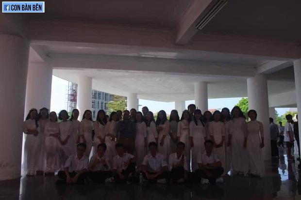 Chán tự sướng, nhờ người lạ ơi chụp ảnh check-in rồi nhận cái kết u ám như cô hồn-1