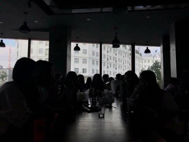 Chán tự sướng, nhờ người lạ ơi chụp ảnh check-in rồi nhận cái kết u ám như cô hồn-4