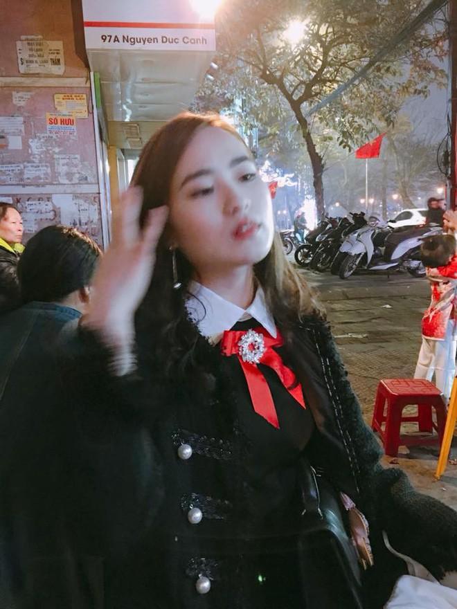 Chán tự sướng, nhờ người lạ ơi chụp ảnh check-in rồi nhận cái kết u ám như cô hồn-6