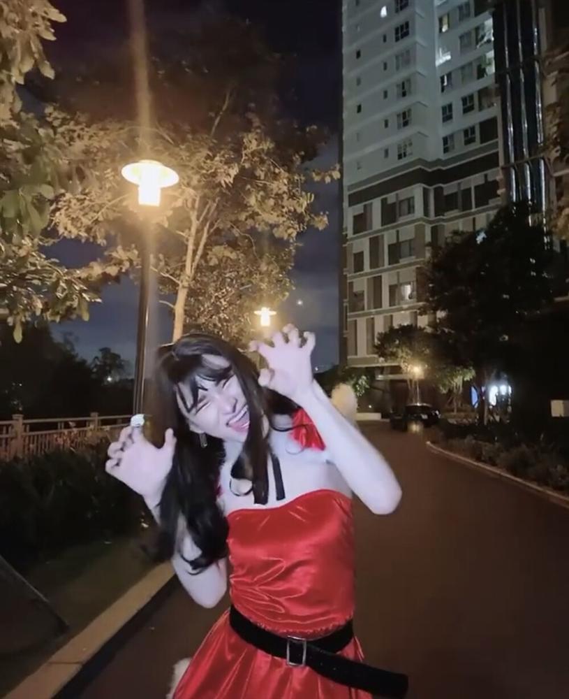 Trần Đức Bo hóa trang thành bà già Noel, lăn lê check-in lộ vùng kém duyên-1