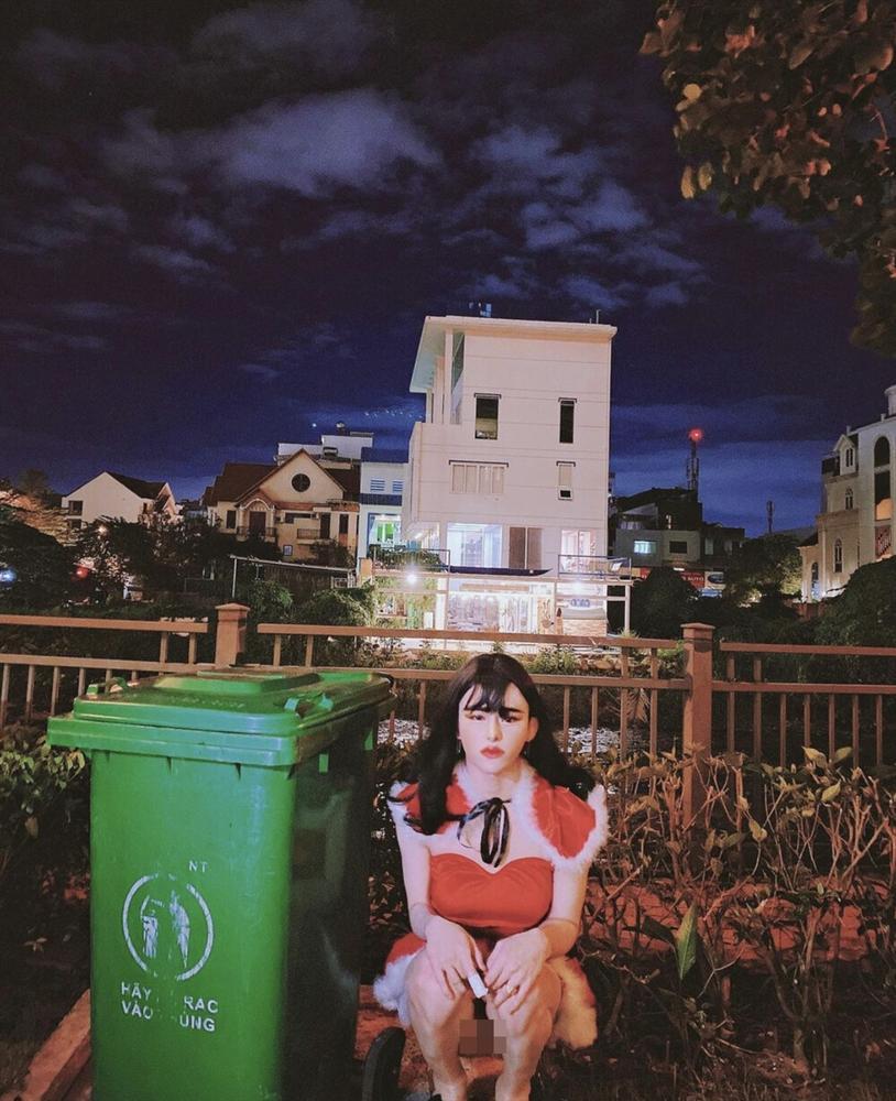 Trần Đức Bo hóa trang thành bà già Noel, lăn lê check-in lộ vùng kém duyên-6