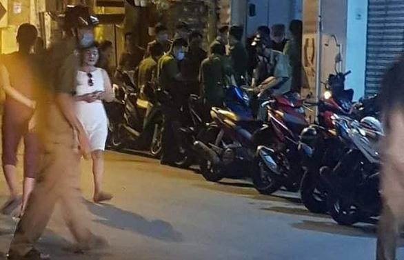 Nghi vấn gã đàn ông chơi trò bạo dâm khiến thanh niên trong tư thế quỳ, đầu quấn băng keo kín-1