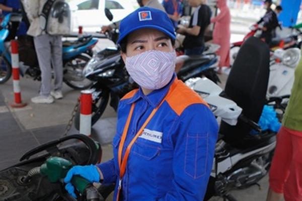 Giá xăng tăng cao nhất 9 tháng-2