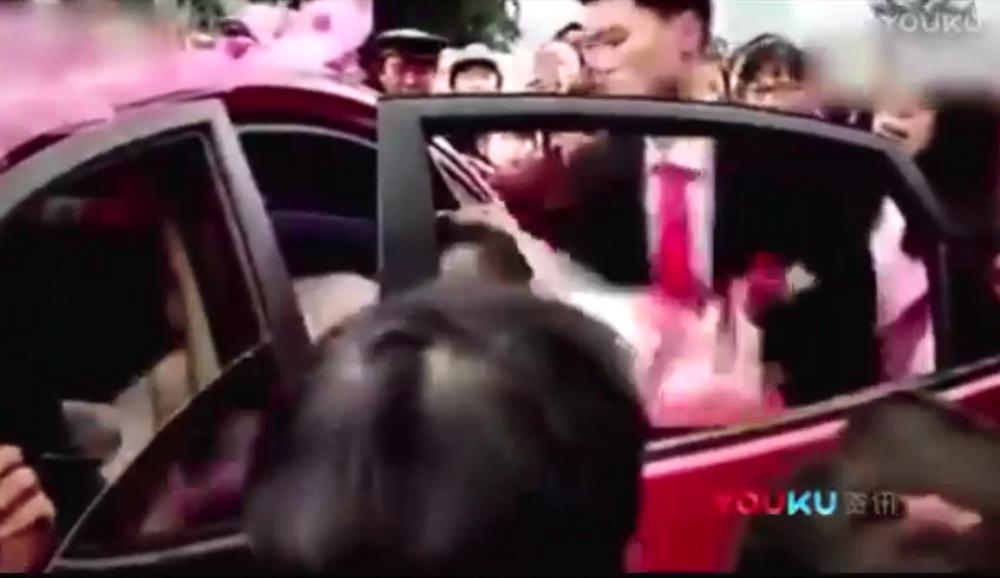 Nghi bị cắm sừng, chú rể lôi tuột cô dâu khỏi xe hoa trong ngày cưới-2