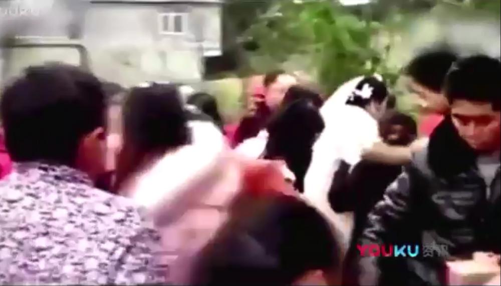 Nghi bị cắm sừng, chú rể lôi tuột cô dâu khỏi xe hoa trong ngày cưới-3