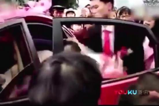 Nghi bị 'cắm sừng', chú rể lôi tuột cô dâu khỏi xe hoa trong ngày cưới