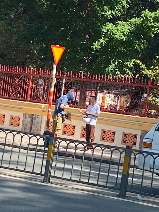 Bà cụ nghèo thu gom phế liệu vét hết túi cho anh Tây 20 nghìn: Cho đi chút xíu để người ta có cái ăn-2