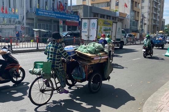 Bà cụ nghèo thu gom phế liệu vét hết túi cho anh Tây 20 nghìn: 'Cho đi chút xíu để người ta có cái ăn'