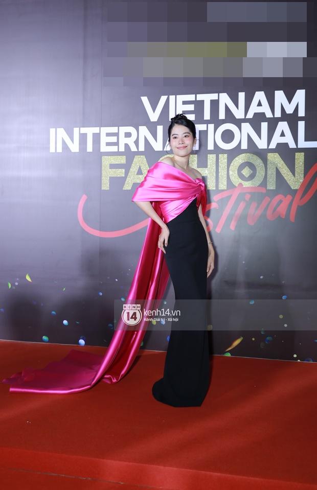 Lên thảm đỏ, Nam Em tạo đúng 1 dáng như đang ê nhức xương khớp, makeup sến súa-3