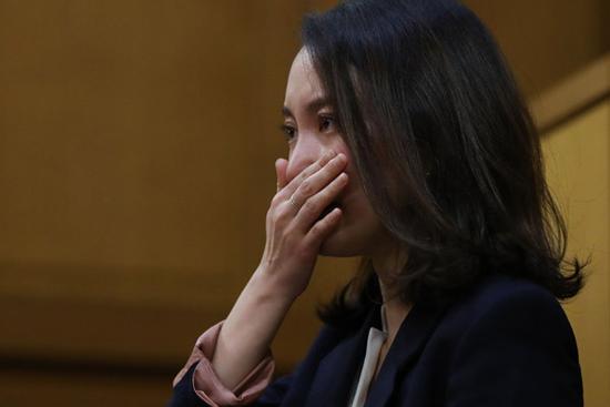 Đang chuẩn bị quà Giáng sinh cho con gái thì được đưa cho một vật chứa đựng sự thật nghiệt ngã