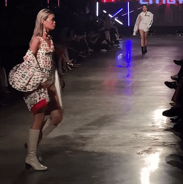 Hot girl trứng rán Thanh Tâm vồ ếch trên sàn catwalk, trai 6 múi lập tức đến vác đi-2