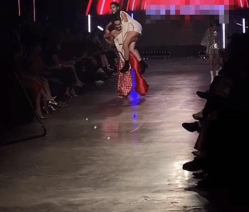 Hot girl trứng rán Thanh Tâm vồ ếch trên sàn catwalk, trai 6 múi lập tức đến vác đi-3