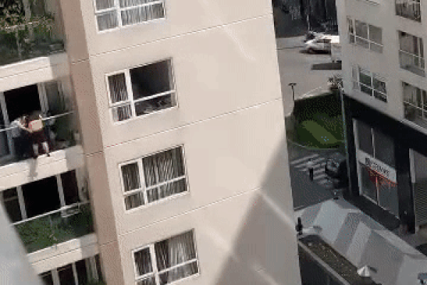 Clip: Nghẹt thở cứu thanh niên nằm bất động dưới vực sâu tại bán đảo Sơn Trà-2