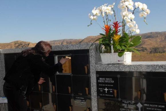 Chồng Thu Phương viếng mộ cố nghệ sĩ Chí Tài, hé lộ thông tin bất ngờ-2