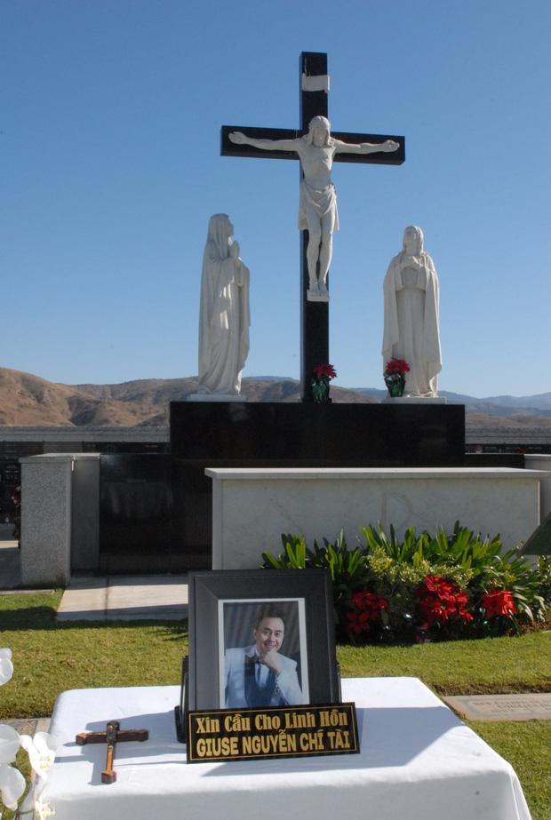 Chồng Thu Phương viếng mộ cố nghệ sĩ Chí Tài, hé lộ thông tin bất ngờ-3