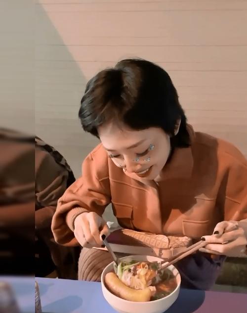 Tóc Tiên ăn thả phanh khi theo chồng ra Hà Nội-3