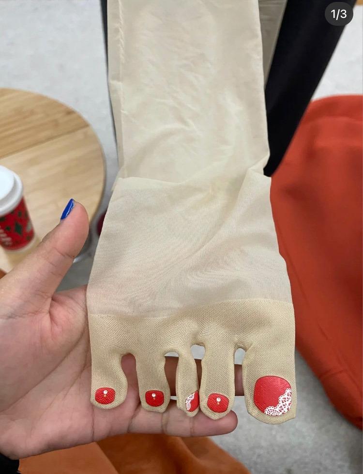 Muốn làm nail chơi Tết dương nhưng ngại tẩy xóa, thanh niên nghĩ ra cách hết hồn-1