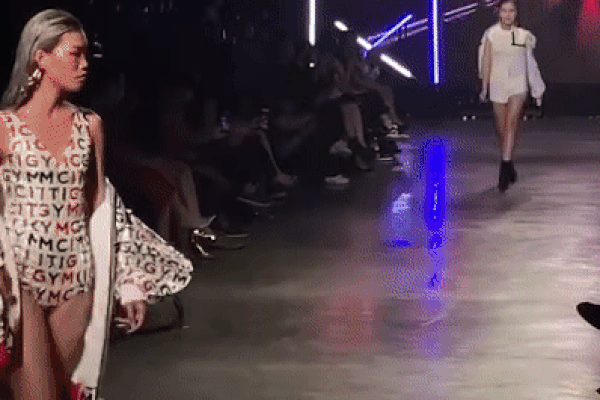 Thanh Tâm bắp cần bơ lên tiếng về vụ ngã oạch khi catwalk-4