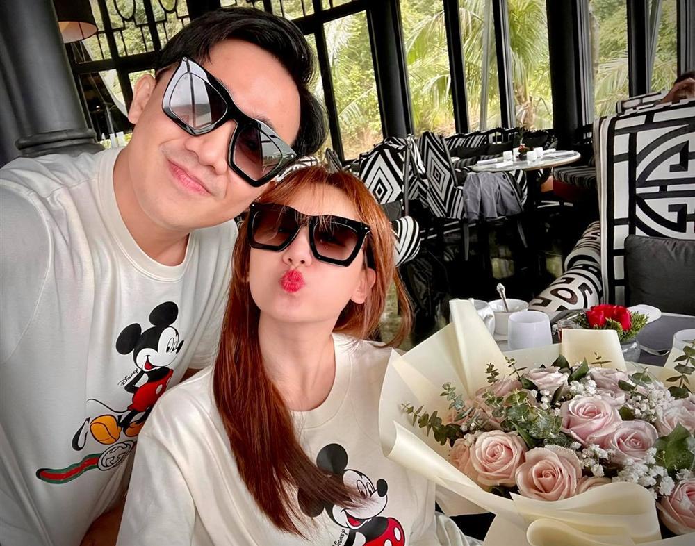 Trấn Thành, Hari Won bị chỉ trích phản cảm vì bức ảnh 18+ trong bồn tắm-1