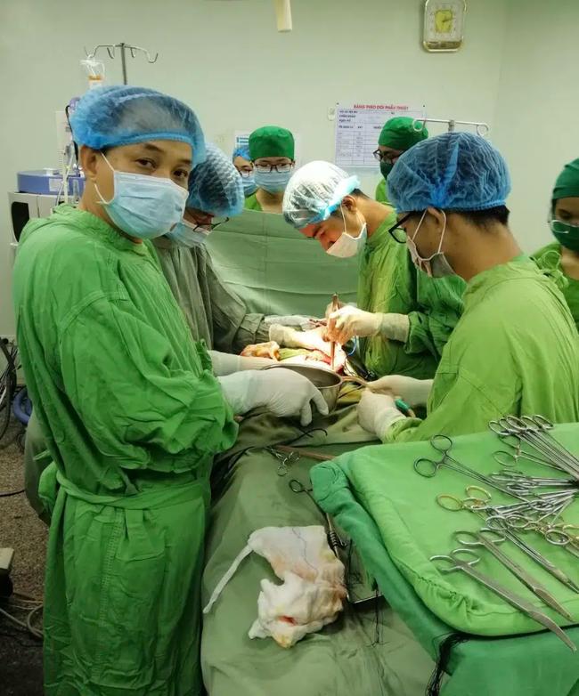 Đang tắm gặp nạn, người đàn ông bị cây gỗ đâm xuyên từ mông lên bụng-2