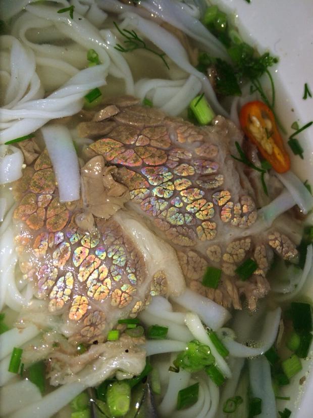 Đi ăn bắt gặp miếng thịt ánh lên sắc cầu vồng thì có nên vứt đi?-2