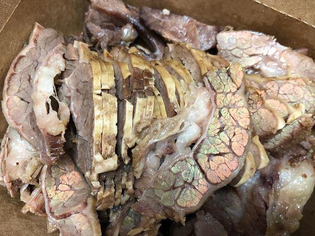 Đi ăn bắt gặp miếng thịt ánh lên sắc cầu vồng thì có nên vứt đi?-3